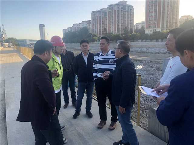 检查汕头港北岸堤围.jpg