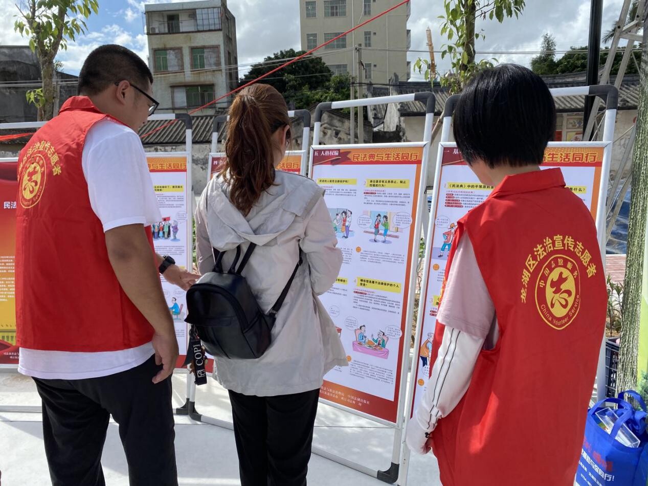 龙湖区司法局鸥汀司法所走进社区宣传《民法典》