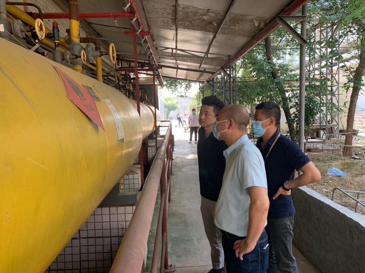 4月28日,新津街道办事处主任黄少光同志带队到辖区汕头市海茂食品厂