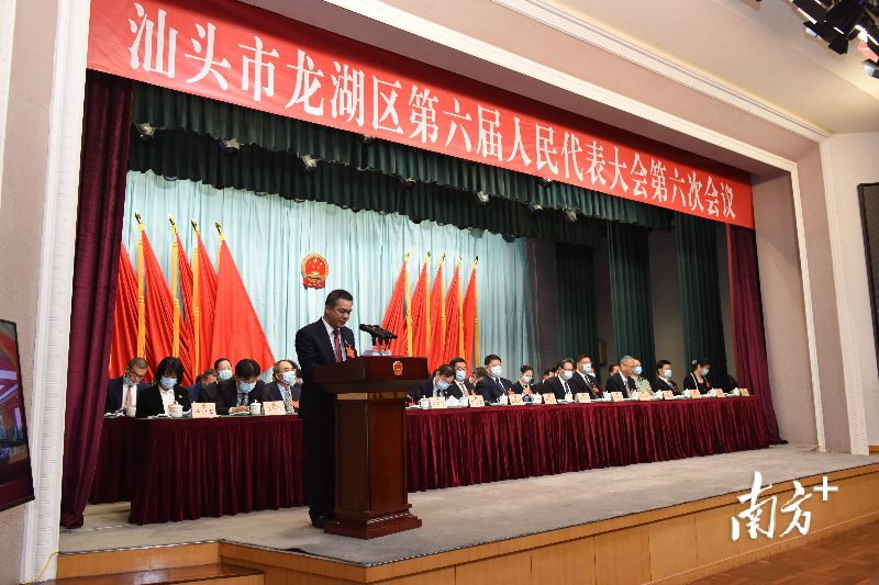 龙湖区区长柯延鹏作区政府工作报告.