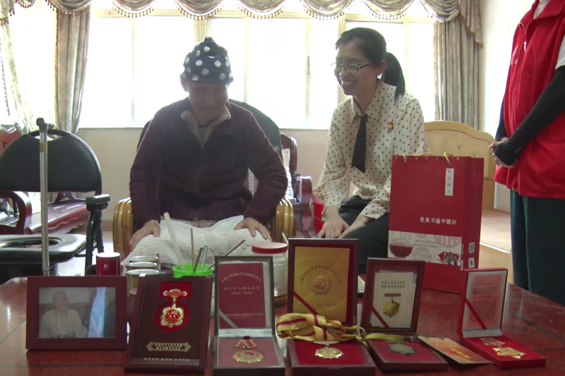 20登门慰问退伍老兵.png