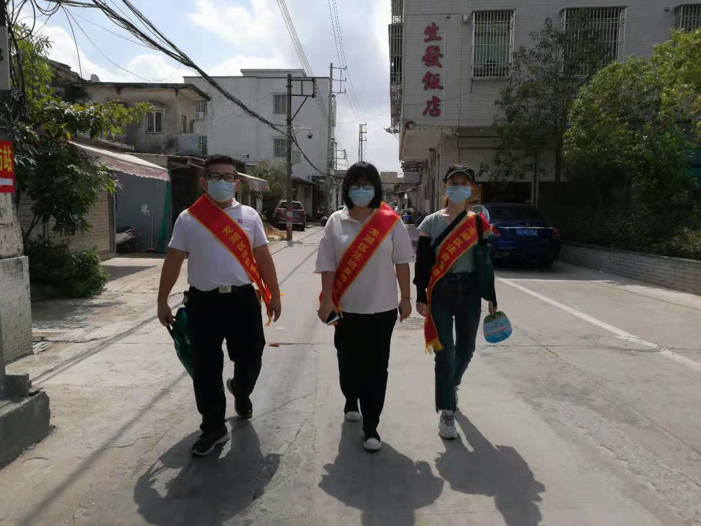 01-行进中的普法宣传队.jpg