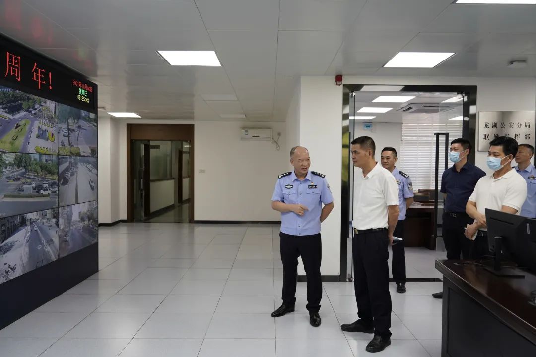 在龙湖区公安分局,黄晓欢查看了联勤指挥部,详细了解节日期间各项工作