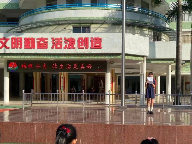 1. 国旗下演讲发出垃圾分类倡议.jpg