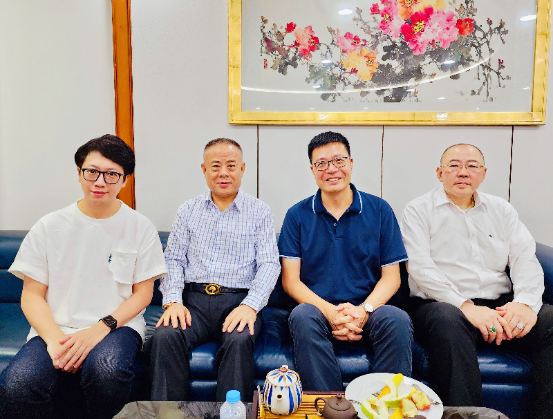 07-泰国中华总商会副主席李桂雄(左二)与汕头工业设计城团队代表进行工作交流.jpg