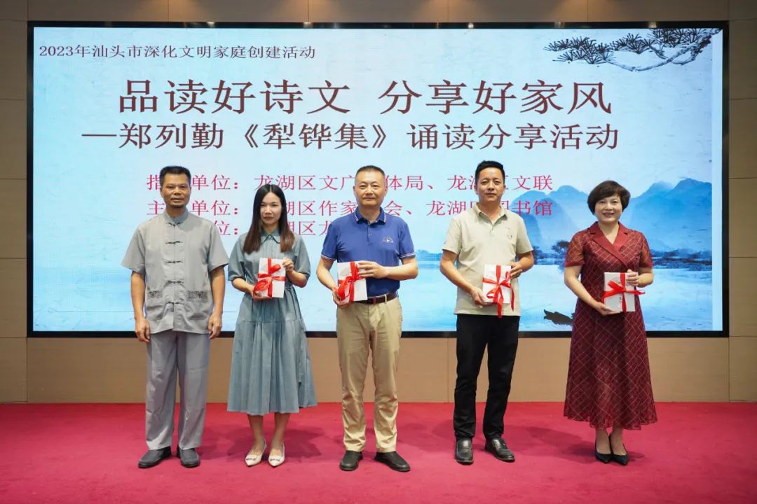赠书仪式.jpg