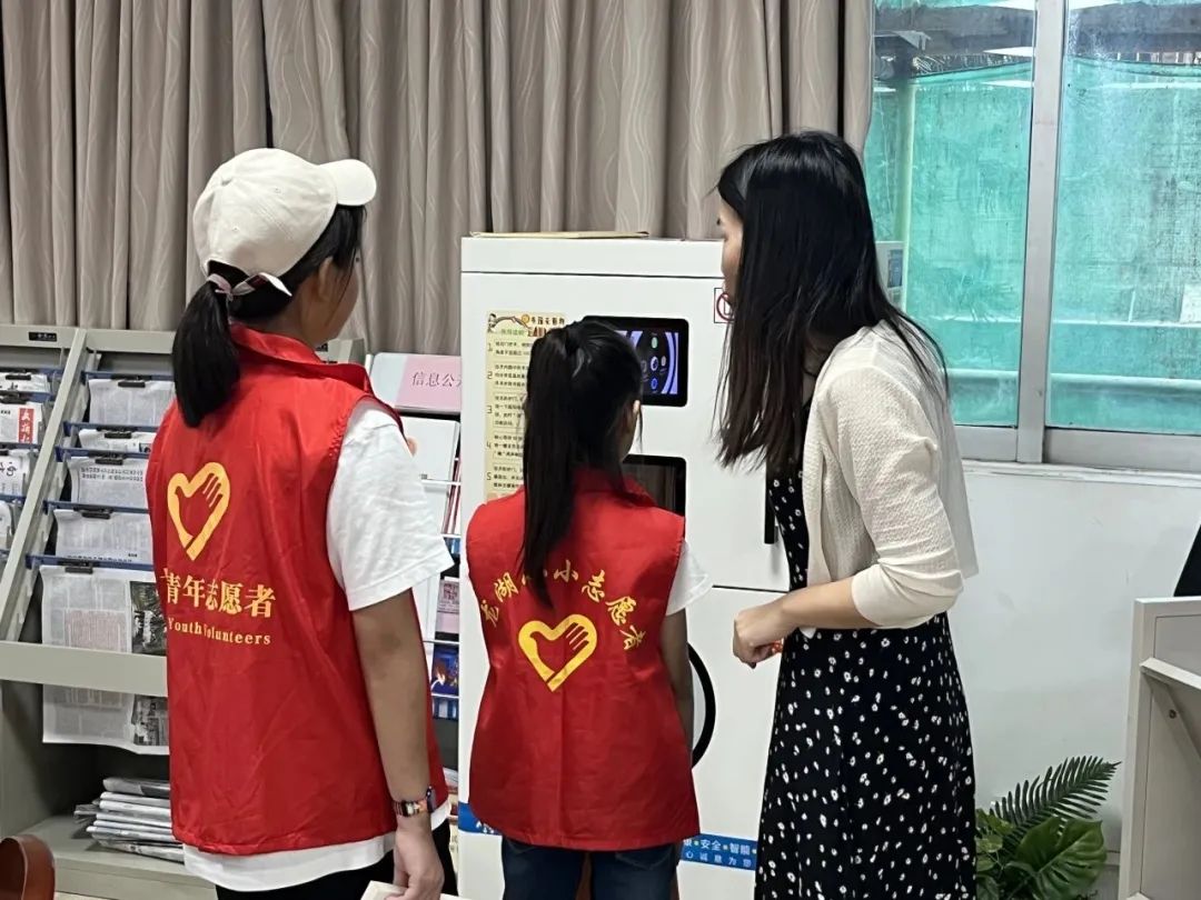 小馆长认真听讲，了解工作日常.jpg