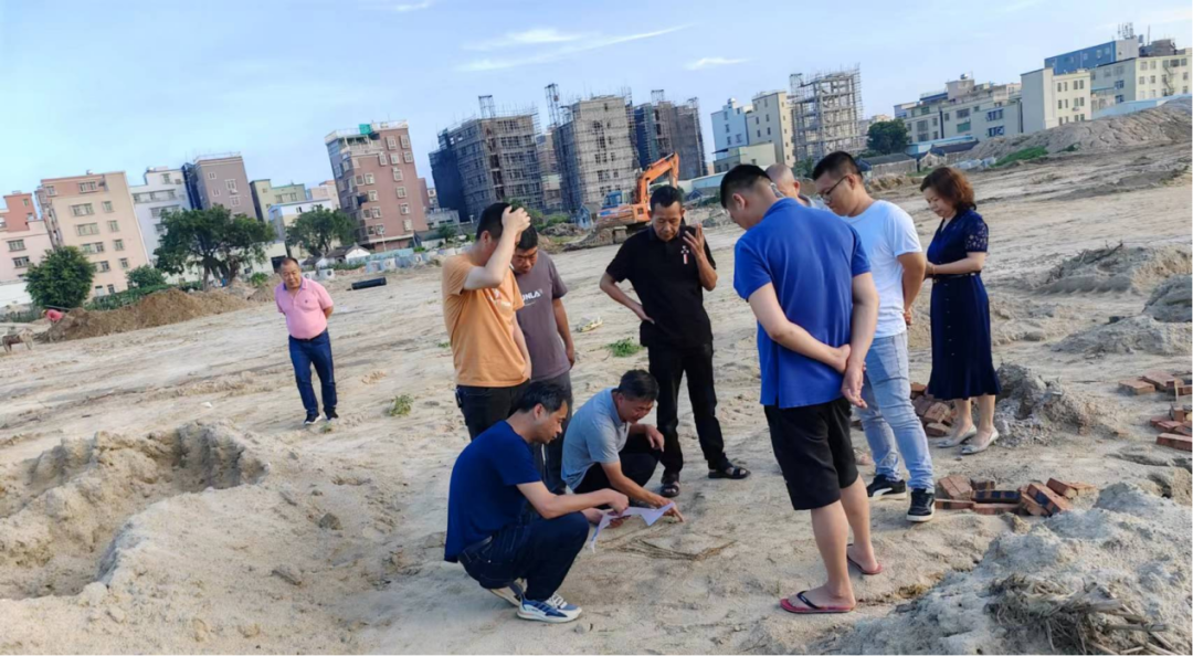 周厝塭社区“两委”干部到现场协调汕汕铁路征拆问题，助力重点项目建设.png