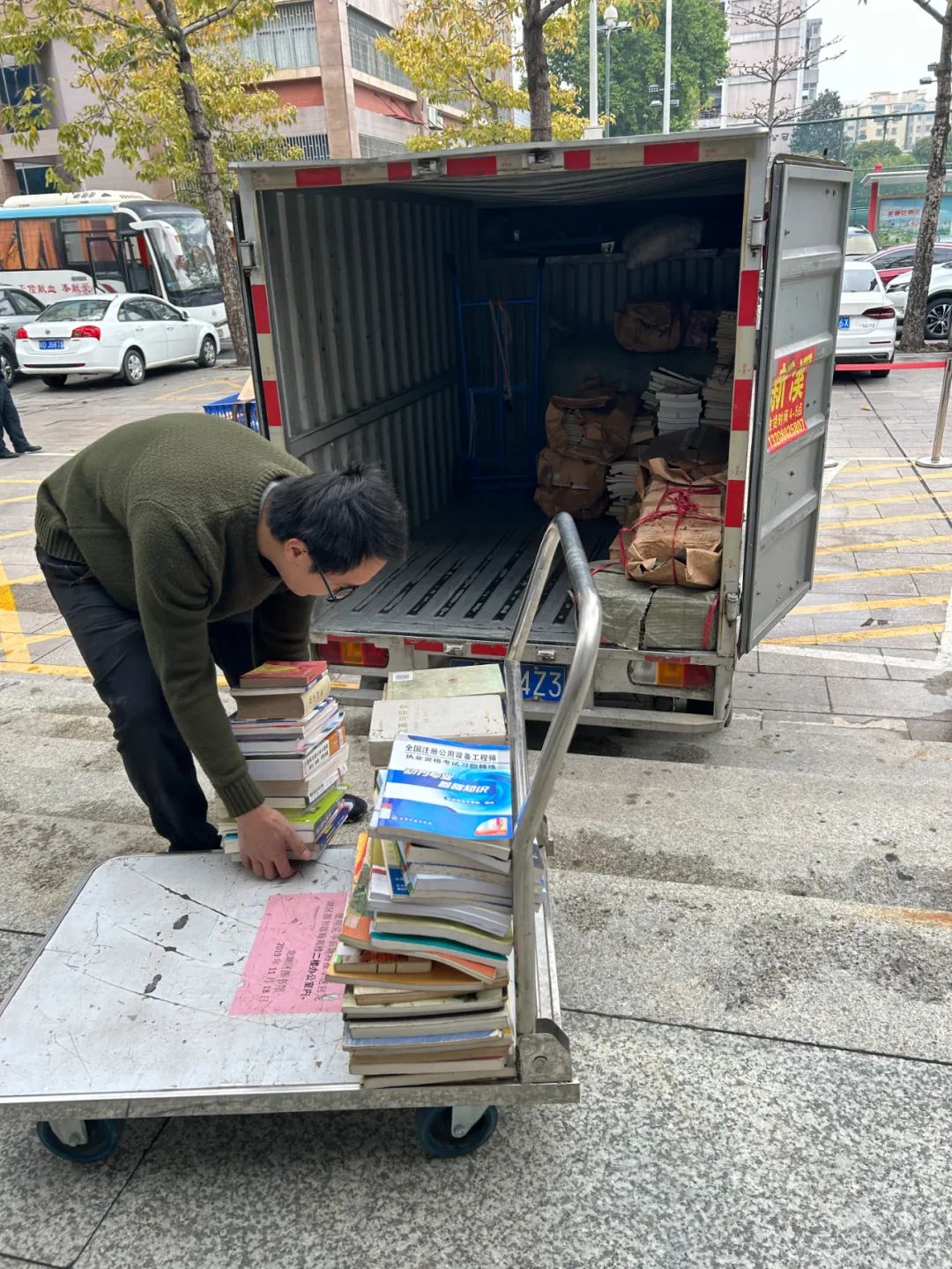 区图书馆为外砂文化站（分馆）配置图书(2).jpg