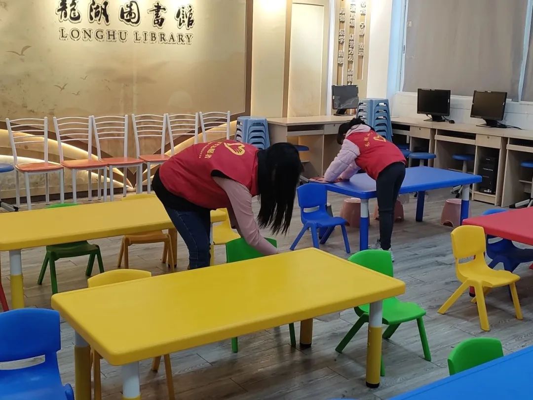 一起打扫清洁，营造良好阅读环境.jpg