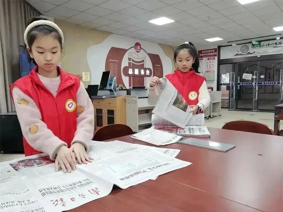 整理编号盖章，展示最新报刊.jpg