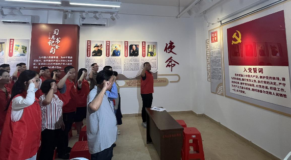 在“使命馆”里举行入党宣誓仪式.png