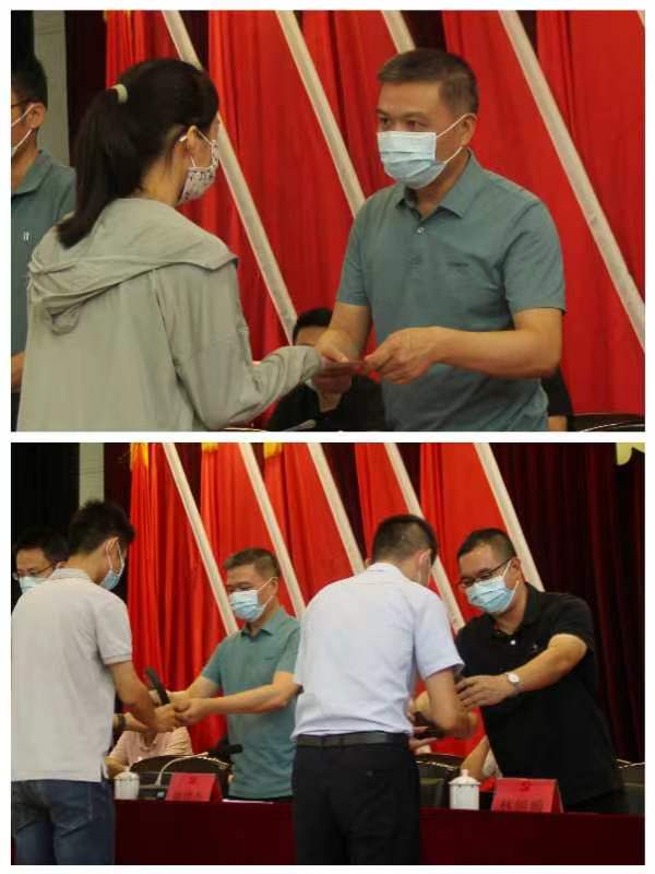 外砂街道领导给青年学子发放奖助学金.jpeg