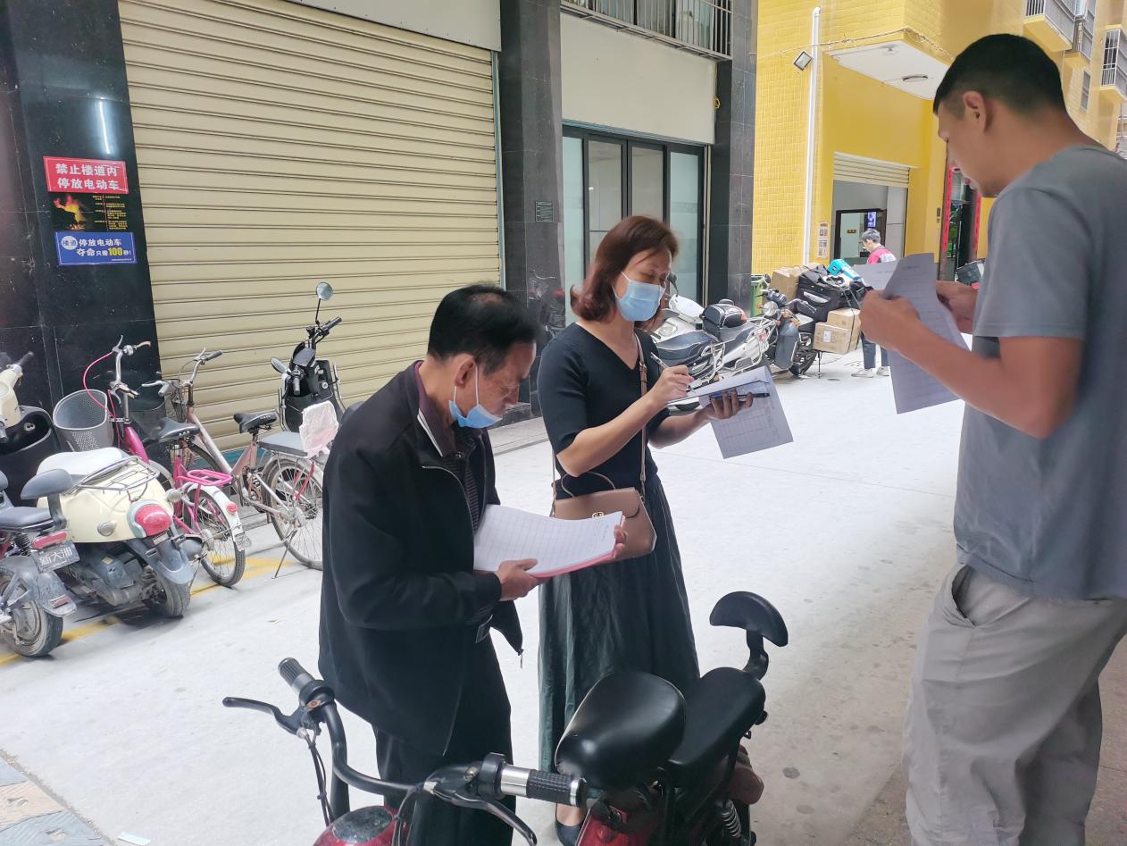新津街道网格长带领网格员分片上门开展调查.jpg