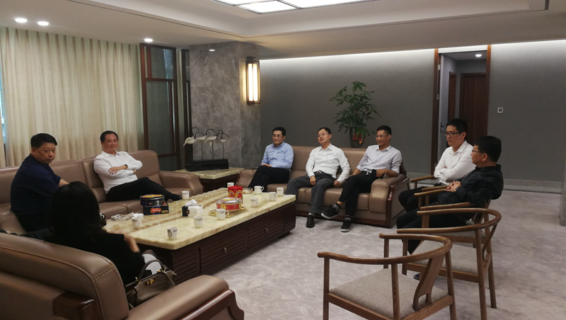 区委书记林定亮同志带队到鸥汀街道调研