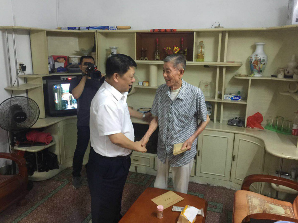 区委书记林定亮到外砂街道蓬中村上党课