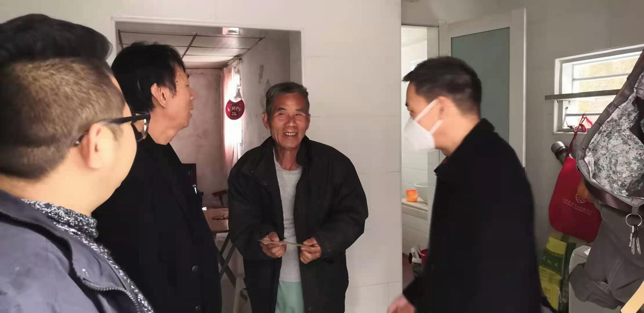 龙湖区财政局开展春节入户走访活动1up.JPG