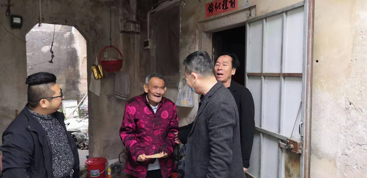 龙湖区财政局开展春节入户走访活动2up.JPG