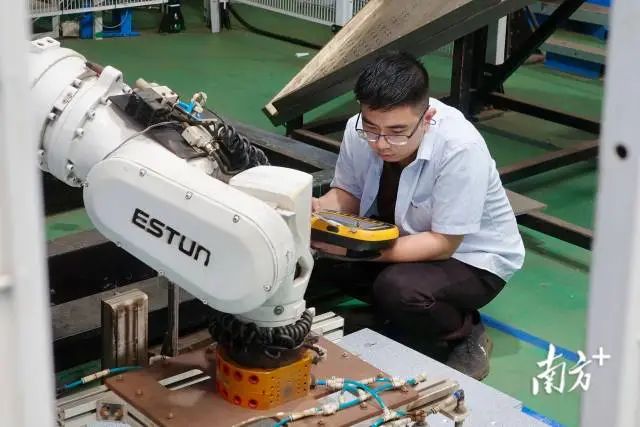 正超电气生产车间内,工作人员在调试机械臂。 南方+ 蔡沚彦 拍摄 正超电气生产车间内,工作人员在调试机械臂。 南方+ 蔡沚彦 拍摄