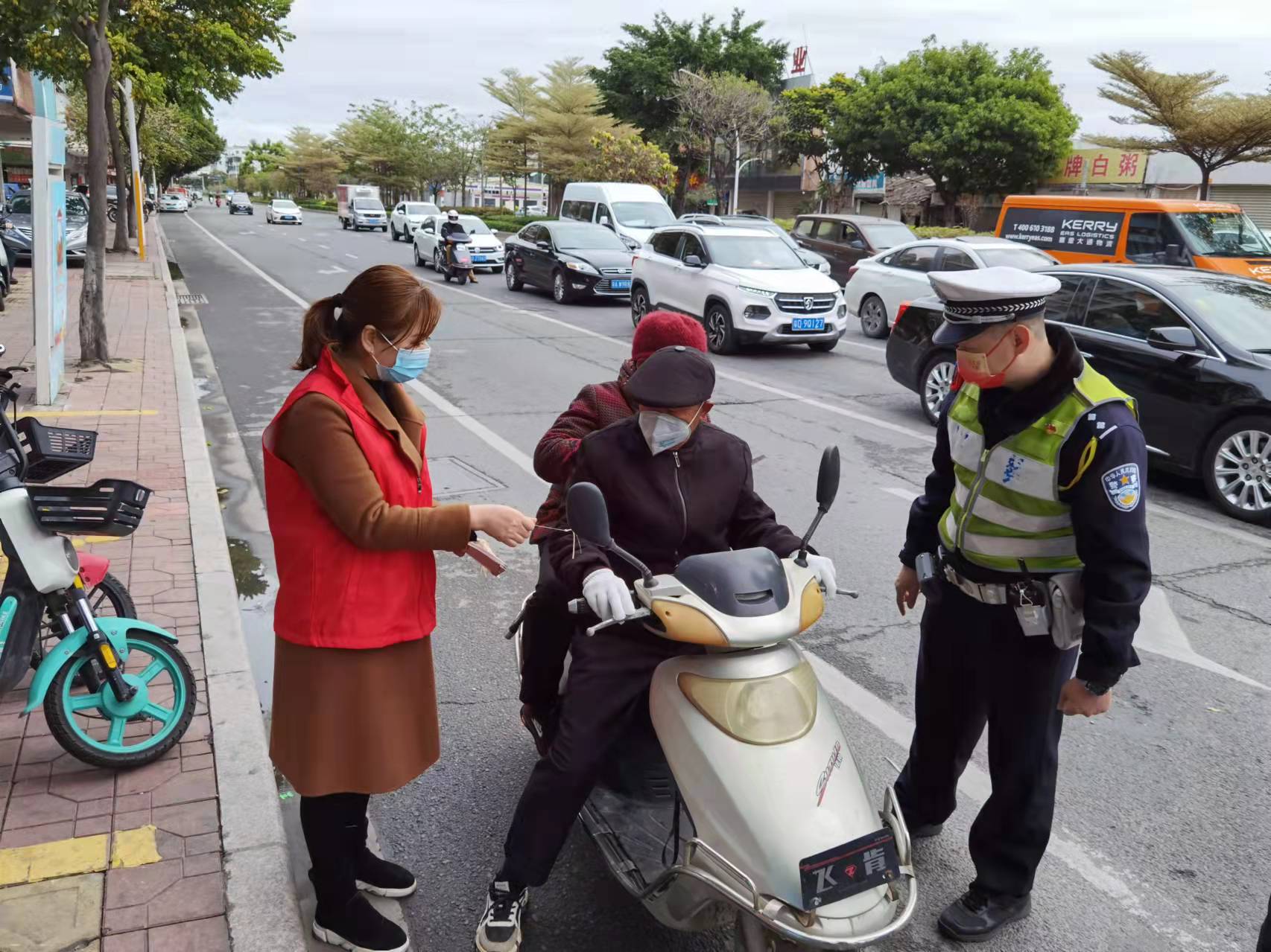 鸥汀街道开展交通安全劝导工作