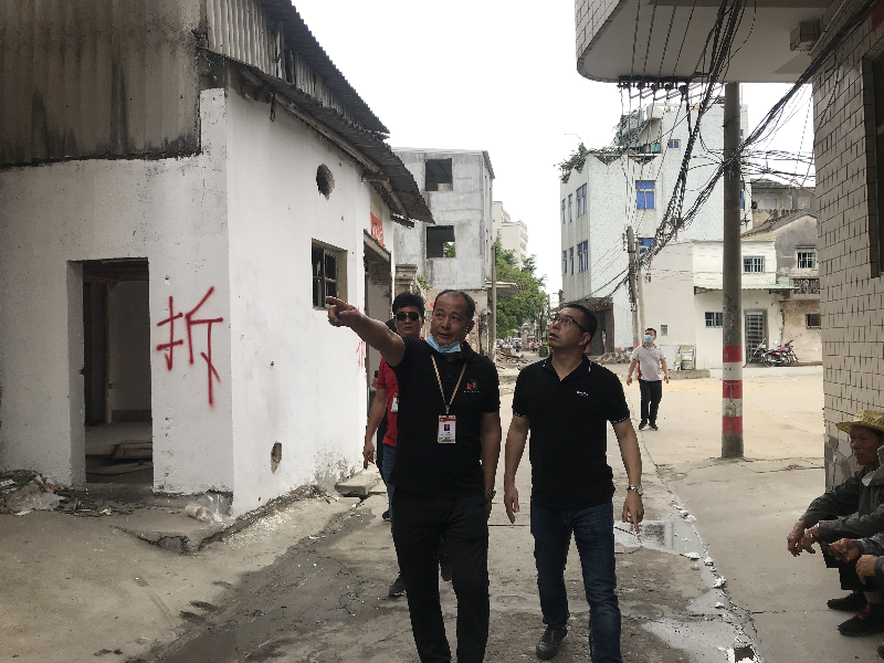 街道党工委副书记、办事处主任林锦顺在北怡路拆迁现场.jpg